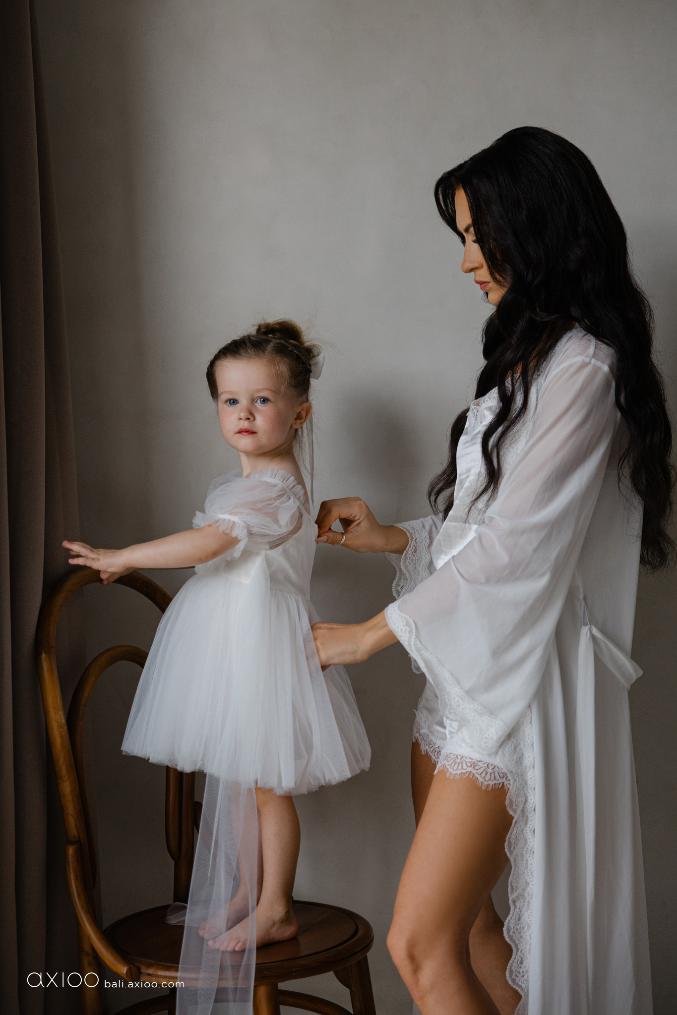 Axioo: Little Scene Stealers